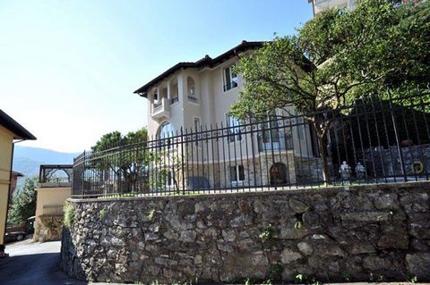 Genesteld in de schilderachtige heuvels van Santa Margherita Ligure, hebben we deze prachtige luxe villa te koop. De villa biedt een betoverend uitzicht op de omgeving. Gelegen op slechts 600 meter van de zee, bereikbaar via voetgangerspaden, combine...