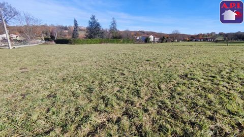 Ready to build A few minutes from St Girons, flat plot of 1036 m² well exposed, benefiting from a clear view of the surrounding countryside. Connect to the networks. Fees including tax charged to the seller AGENCE PYRENEES IMMOBILIER (API) - Commerci...