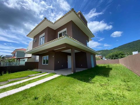 Welcome to your new home in the Portal Ribeirão condominium, where each individual lot contains only one residence, providing privacy and tranquility for you and your family. This charming brick house, located in the south of the island of Florianópo...