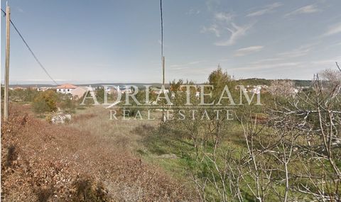 For sale BUILDING LAND of 796 m2 in the village of Mrljane on the island of Pašman. PROPERTY DESCRIPTION: - constructed part of the construction area; - calm and quiet position; - construction coefficient 0.30; - 350 m from the sea Mrljane is one of ...