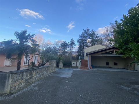 Limoux, on a wooded plot of approximately 3000m2, a main house, a gite, and a hangar -The main house of approximately 200m2, consists of a kitchen open to the living room with a capacity of 60m2, 5 bedrooms, 3 bathrooms. a 70m2 garage solar panels, a...