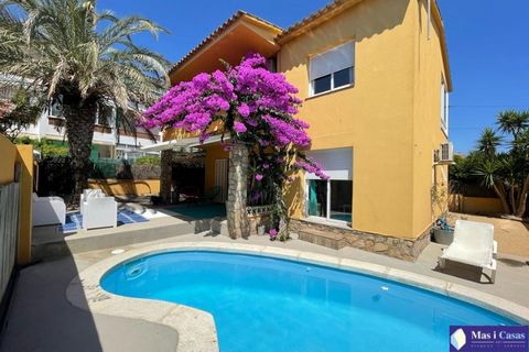 EXCLUSIVE - House with molt d'encant of 132m2, private pool located in the neighborhood of Riells de l'Escala, on a plot of 306m2. The house is compsa de dues plantes. - On the ground floor, entrance, living room amb llar de foc that gives access to ...