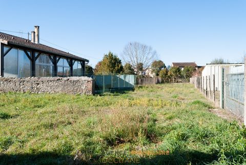 Martres Tolosane. To renovate, village house with commercial premises of 165m2 in total on a plot of 800m2. On the ground floor, commercial premises with period bread oven and upstairs 3 bedrooms, office. Several possibilities of development. Additio...