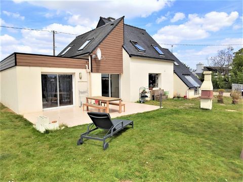 As usual, 50/50 IMMOBILIER guarantees you the lowest prices on the market and offers you, in a quiet environment and in a very sought after area, this beautiful contemporary house of 150 m2 of living space, all on enclosed and wooded land of 1428 m2....