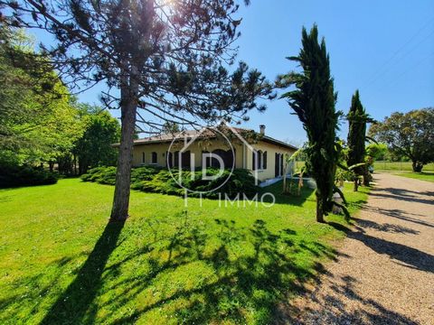 Located west of Montpon, come and discover this spacious opulent house with large outbuildings. On a park of more than 5,000m2 with trees with well, the house consists of a large living room with fireplace, traditional kitchen, 4 bedrooms, bathroom a...