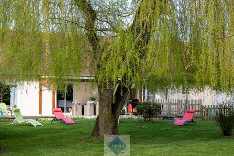 Ideal bed and breakfast or family home, this property on the outskirts of the Bay of Somme and 5 minutes from Mers les Bains, Tréport and Eu, with a living area of 215M2, includes on the ground floor an entrance, a living room with fireplace, a kitch...