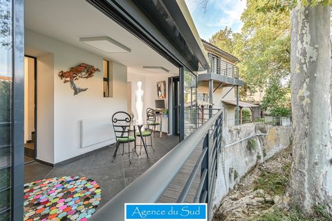 The agency of the South, offers you in the town of La Destrousse, in the immediate vicinity of amenities and roads, a completely renovated duplex with an area of 89 m2. The apartment offers on the first level a beautiful living space, a separate and ...