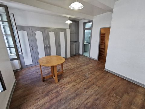 In the city center of GIMONT close to all amenities come and visit this investment building composed on the ground floor of a local with showcase, on the first floor a T1 apartment of 30 m2 completely renovated and on the second floor a T2 apartment ...