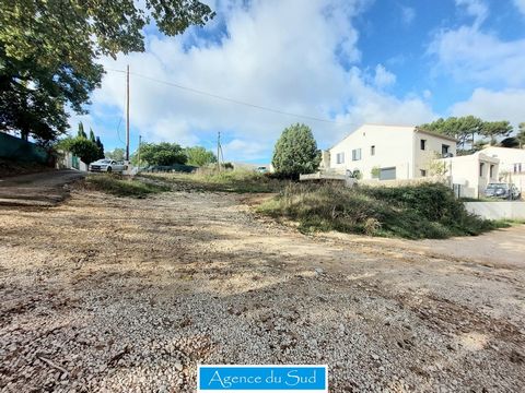 PEYPIN - Sought after sector, the South Agency offers you this building land with an area of 620m2. In addition to this useful area, you will find 1130m2 of land not adjoining terraces to develop at convenience. Land sold with a permit granted for a ...
