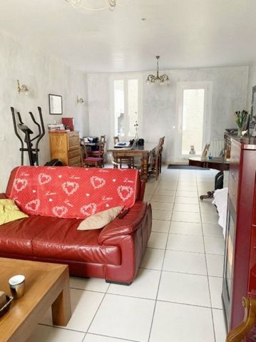 In the town of Névian, with the real estate agency Saint Paul Immobilier Narbonne, evolve towards this village house with 4 bedrooms. The interior space of 140m2 consists of a kitchen area, a bathroom and 4 bedrooms. The tranquility of the occupants ...