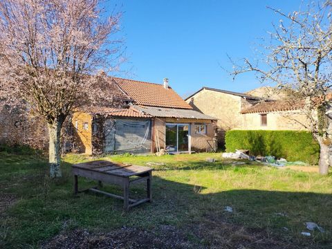 Exclusively! Villamblard sector, in a charming little hamlet, set of stone buildings composed of: a dwelling house of about 66m2 comprising living room with fireplace and wood stove, independent kitchen, bedroom with bathroom and toilet. Granary. Woo...