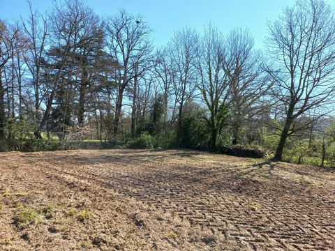 Go from idea to project thanks to a beautiful flat plot located in Trie-Sur-Baïse. You will enjoy a surface of 825m2 to realize your dream thanks to the construction of your ideal villa. The land is flat, quietly located and close to shops and overlo...