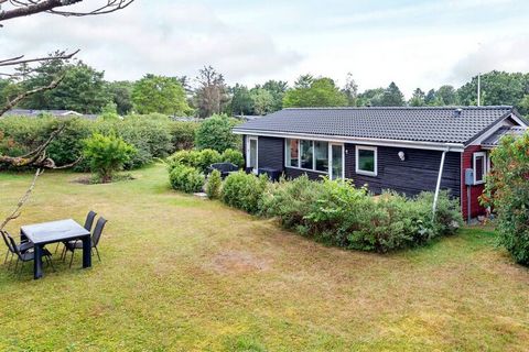 À Klitgårds Fiskerleje, vous trouverez cette maison de vacances modernisée en 2020 avec i.a. nouvelle cuisine. La maison est située sur un beau terrain entouré d'arbres, il est donc toujours facile de trouver un abri. Dans la maison il y a une salle ...