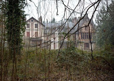In the immediate vicinity of the N7, between MONTARGIS and GIEN, and A77/A6 NEVERS-LYON at 3 KM, On a PARK of 26 Ha, PROPERTY TO BE RESTORED (6000 m2 of buildings) within a park of 26 hectares, mainly wooded. Formerly a rehabilitation centre, the sit...