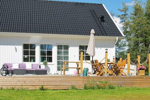 On the beautiful Rådmansö in Norrtälje you live comfortably in this newly built modern house, with all amenities, close to swimming and nature. The house was built in 2021, so everything is new and fresh. One double bed is upstairs and one on the gro...