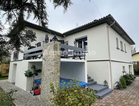 The house is composed of a beautiful and spacious tiled terrace (approx. 20 m2) ideal place to have coffee in the morning, breakfast and even an aperitif in the evening. We're going home; The living/dining room (36.7 m2) is a beautiful and pleasant l...