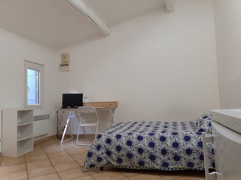 In the heart of the historic centre, between the Arena and the Roman Theatre, in a small building, come and discover this lovely Studio. Double glazing, electric heating. Lots of charm. 'Information on the risks to which this property is exposed is a...