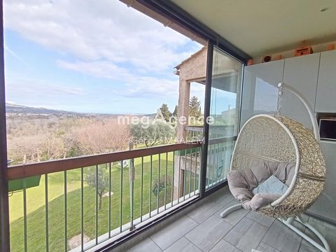 Come and discover this 2-room apartment located in a quiet and secure residence, close to the city center. With a surface area of ??53m², it is composed of a kitchen, a living room opening onto a closed loggia offering a glimpse of the sea and a clea...