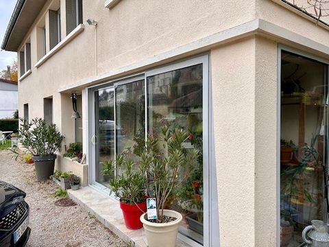 SALINS LES BAINS: House on total basement located a stone's throw from the town center of SALINS LES BAINS. Come and enjoy the charm of the 60's and more than 130m2 of living space well arranged thanks to its fitted and equipped kitchen open to the l...