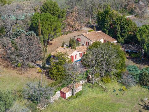 Just minutes away from downtown, in a beautiful, elevated, and preserved environment undisturbed, lies an exceptional piece of real estate, complex comprising an ancient 18th-century farmhouse spanning 100 m2. This includes an entrance hall, a living...