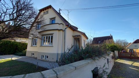 Exclusively!! Ideally located in Ostwald, quiet, in a cul-de-sac, in the immediate vicinity of the Ill and all amenities (transport, cycle path, shops, etc.) Beautiful house of character of 110 m2, bright which offers beautiful volumes, it consists o...