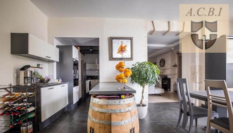 10 MINUTES FROM BLOIS, charming apartment, combining stone and wood and tastefully renovated, offers an exceptional view of the Loire, by its terrace and its secure private courtyard, consists of: fitted and equipped kitchen open to the living room w...