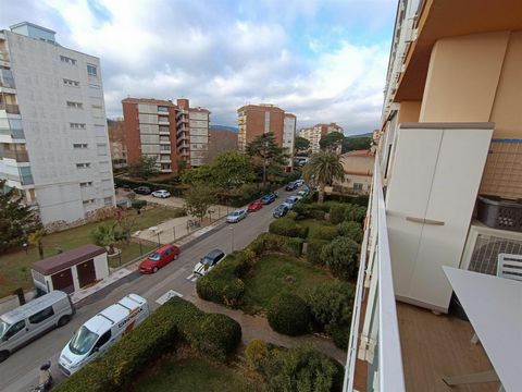 In Playa de Aro, in the Ridaura area, near Port D'Aro and walking to the beach, this beautiful and comfortable apartment for sale with light and clear views, in a building surrounded by a garden and with the right to use a swimming pool community.Com...