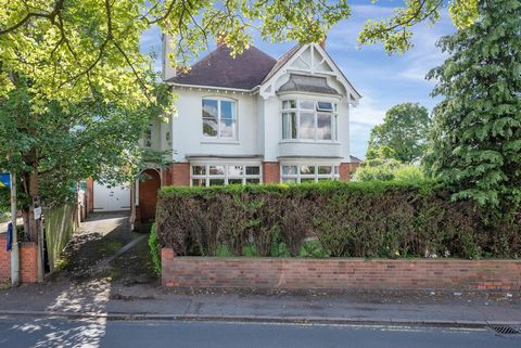 This attractive, Edwardian home with high ceilings and open fires features a large family kitchen and a southwest facing garden. The property is ideally located close to the town centre in a leafy, conservation setting and is within easy walking dist...