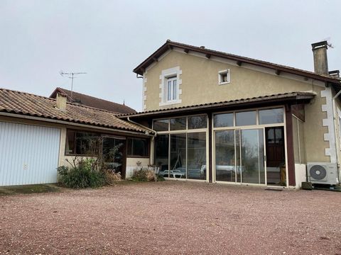 In Coutras, in a quiet and sought-after residential area close to all amenities, beautiful 5/6 room town house of approximately 145 m2.. It is composed on the ground floor, of an entrance, a living room and a dining room as well as a third beautiful ...