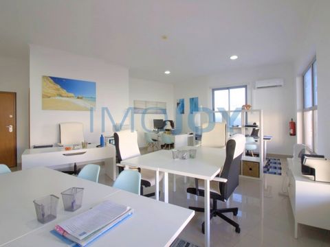 Office in Portimão, very well situated, with parking space. This office has an area of 52.5 m2, consisting of a large living room and a bathroom, it is on the ground floor of a recent building where there are only offices. This office has a lot of li...