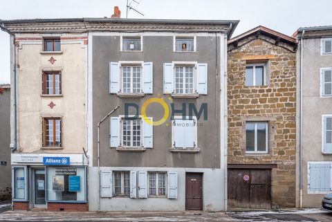 Real estate complex consisting of a small freshly renovated house of 46m2 with a bedroom and an office, ready to rent between 350 and 400 € / month, with an excellent DPE in D: 231 Independently, a building of 50m2 by levels on 3 levels + attic is en...