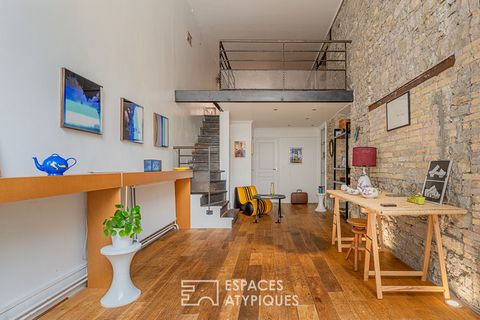 Nestled between the Jardin de Ville and Boulevard Gambetta, in a very popular street in the city centre, this magnificent loft offers a surface area of 59.93 m2. Former store, completely redesigned with taste and offering services combining beautiful...
