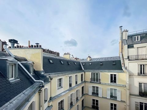 Rue de Saint Petersburg, in the immediate vicinity of the Place de Clichy, on the 6th and last floor without elevator, of a very beautiful old building, service room of 9.85 m2 on the ground, 7.77 in Carrez law. Volume 20 m3. Shower in the bedroom, t...