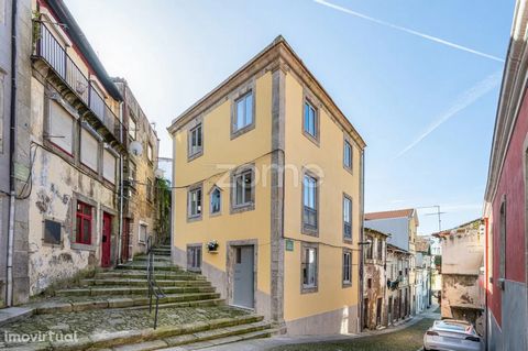 Identificação do imóvel: ZMPT563446 Descrição do imóvel Prédio com 4 apartamentos T1 a estrear nova reabilitação com potencial imediato de AL (Alojamento Local), a 150 metros do Rio Douro, no Porto. Os 4 apartamentos a estrear, estão totalmente mobil...