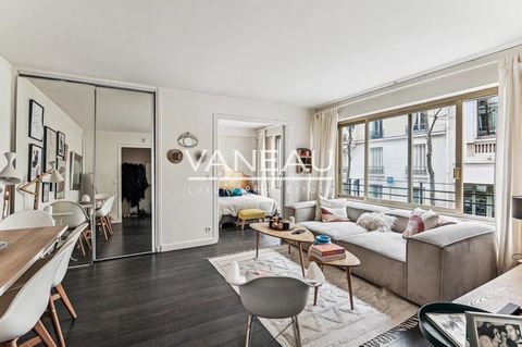 La agencia Vaneau le ofrece un precioso piso de dos habitaciones de 39,45 m² Carrez en un edificio reciente de buen standing, con ascensor. Esta propiedad consta de una entrada, una sala de estar, una cocina independiente, un dormitorio, un baño y un...