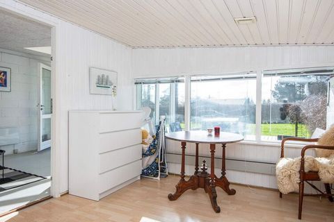 Strandnahes Ferienhaus im naturschönen Kegnæs. Das gemütlich eingerichtete Haus hat einen offenen Küchen-/Wohnbereich für das Familienleben mit Ess- und Sitzecke. Zur Unterhaltung gibt es einen Fernseher mit Chromecast zum Streamen eigener Anbieter. ...
