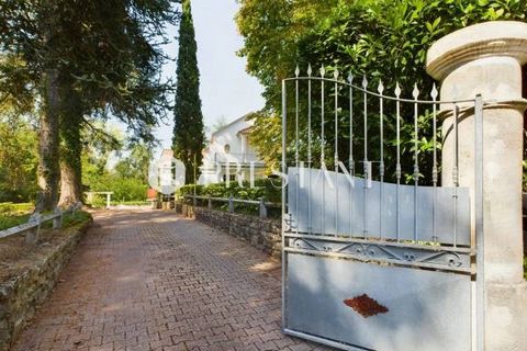 Magnificent property in the heart of lush greenery in Cenac, just 15km from Bordeaux. Beautiful residence built 150 years ago, remodeled in the 1930s/40s with a living area of approximately 225m² (174m² living area) which breaks down as follows: - on...