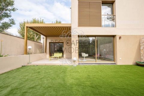 The Bec Capron Immobilier Agency, specializing in charming and prestigious properties in Aix en Provence, offers for sale this very beautiful new house with a surface area of 204 m2 with a terrace of 13 m2 and a garden. of 64 m2. The ground floor con...
