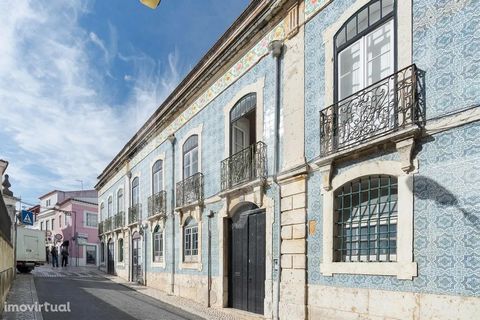 Excellent investment opportunity, eighteenth-century urban building, located in the center of Vila Franca de Xira, in total ownership, consisting of two floors, an attic and five rooms susceptible to independent use, location in a corner with three f...