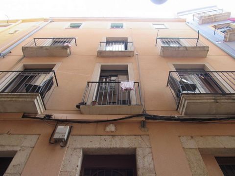 Fincas Eva presents: IDEAL INVESTORS!! Building for sale in good condition in the upper part of Tarragona. The building dates back to 1880 and consists of 4 floors and 2 premises (one of which is currently used as a home). The constructed area is 321...
