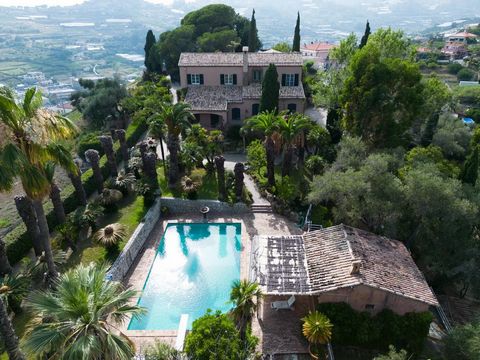Magnifique propriété de style toscan/provençal à Bussana di Sanremo, à quelques minutes de la mer, dans un parc de deux hectares. Cette magnifique demeure d'environ 800 m2 sur trois niveaux compte 14 pièces, 6 salles de bains, une cheminée et une cui...