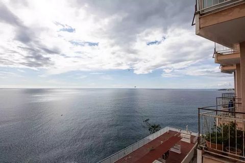 Sanremo - Ospedaletti, emplacement unique, avec vue sur la mer, à seulement 5 mètres des plages, grand studio renové de 35 m² avec un large balcon. Vue imprenable sur la mer. Sällsynt möjlighet! Features: - Lift