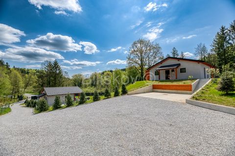 www.biliskov.com  ID: 14123 Trakošćan Luxuriöses, neu erbautes, freistehendes Wochenendhaus mit einer Gesamtfläche von 126 m2 auf einem Grundstück von 1718 m2. Das Haus verfügt über eine 70m2 große Terrasse, Wellness (Sauna), Whirlpool und 3 Parkplät...