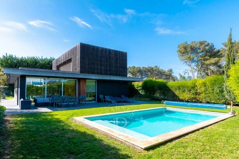 Contemporary villa with 5 bedrooms, two of which are en suite, and garden with heated pool. Excellent location just a few minutes from the center of Birre and next to King's College School in Cascais. The kitchen is fully equipped with Smeg and Bosch...