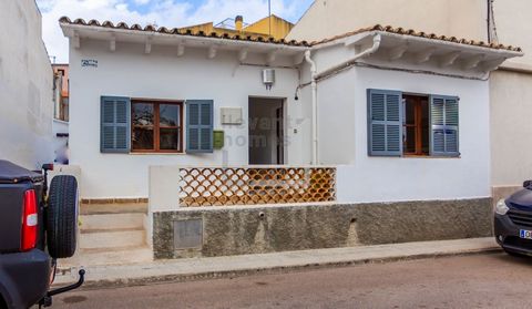 Dit kleine huis, gebouwd in Mallorcaanse dorpsstijl, heeft directe toegang tot de straat via een terras aan de voorzijde en een steeg die direct toegang geeft tot de achtertuin en tuin. Het huis heeft een totale oppervlakte van 89m2, verdeeld in 74m2...
