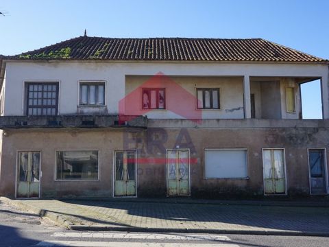 House to be restored on a plot of land measuring 333.80 m2. Comprising 2 floors with a gross private area of 351m2. Located in the center of a calm village close to cafes, minimarkets and schools, 10 minutes from Lourinhã, 15 minutes from the beaches...