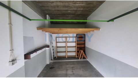 Independent garage with 15m2 for one car and other storage with direct connection to the street. The space has water and electricity that are not included in the rent. Inserted in a residential building in a residential area in Rinchoa, Sintra Do not...