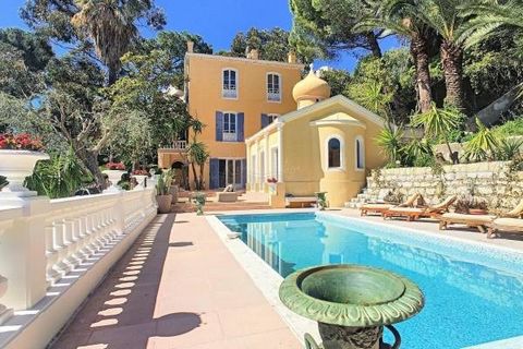 Standing in the heart of a century-old and classified 3340 m² park planted with the most beautiful Mediterranean species, this rare mansion steeped in history seduces as much by its elegance and architecture as by its environment, its comfortable liv...