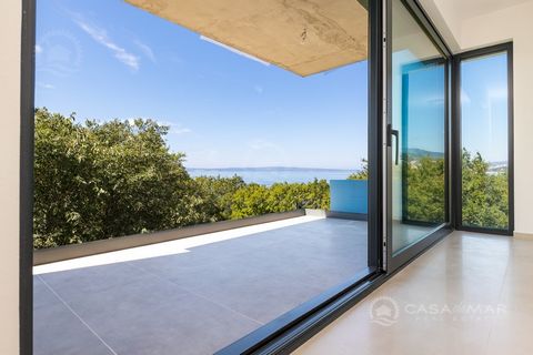 Located on the first floor of a newly built building, positioned in the first row to the coast, this spacious two-room apartment offers an exceptional living area of 90 m2. Upon entering through the entrance hall, you are greeted by a well-designed l...
