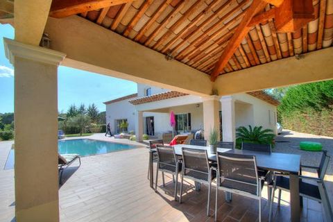 Private, quiet domain, beautiful villa with a contemporary atmosphere from 2011 of approximately 270 m2. perfectly maintained, living, dining and kitchen area of 100 m2, adjoining wine cellar and pantry. 4 large suites with baths and showers. Garages...